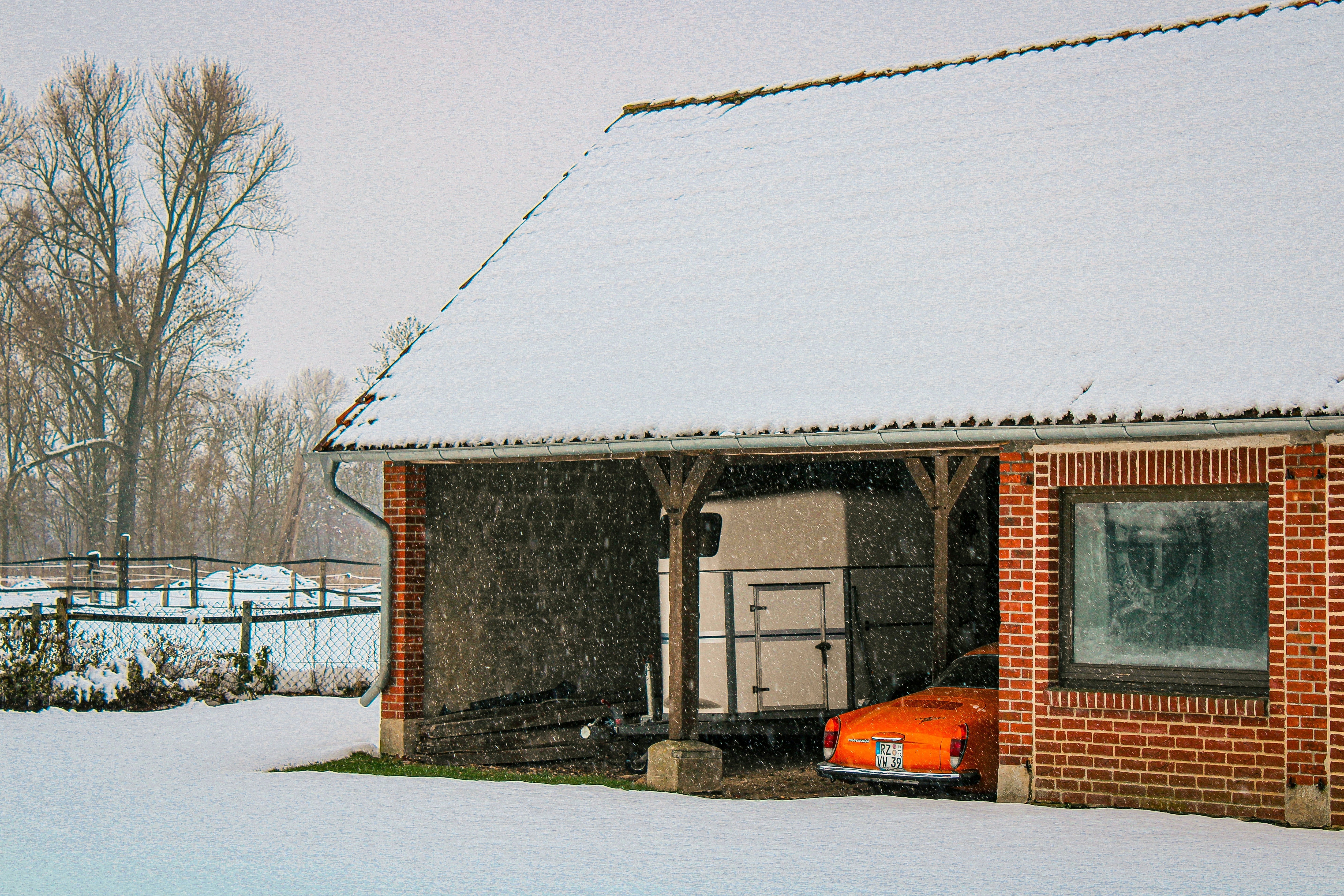How to Keep Garage Floor Dry in Winter? Top 5 Ways to Stop Salt, Snow & Moisture